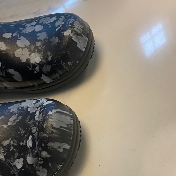 CROCS Black and Gray Floral Clogs - Picture 8 of 15